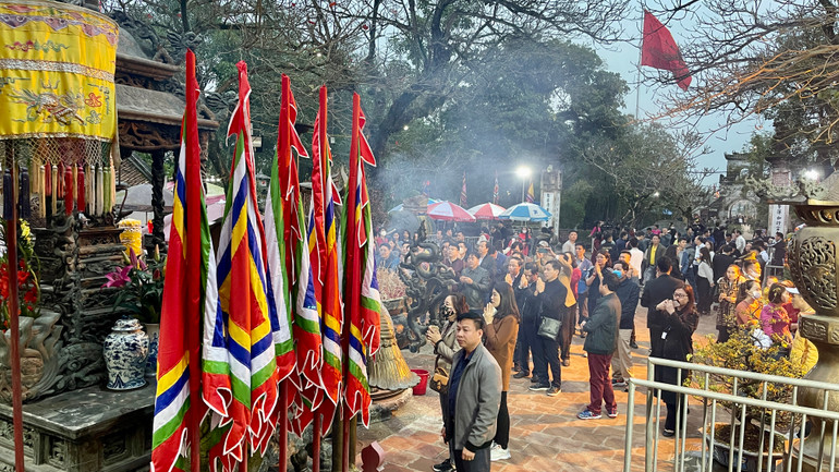 Rất đông du khách đã kéo về đền Trần từ chiều tối ngày 4/2.