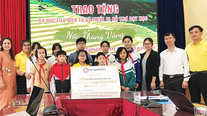 Trao tặng học bổng dự thi cho học sinh huyện Mù Cang Chải.