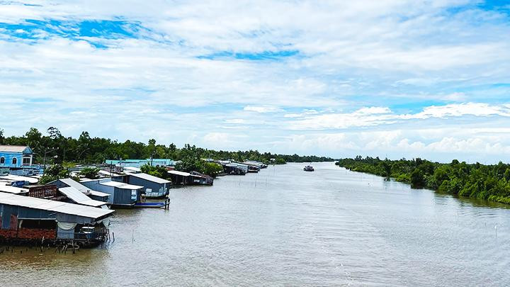 Sông Trẹm trong buổi sớm mai. Sông Trẹm trong buổi sớm mai.