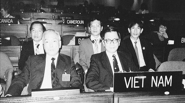 Phái đoàn Việt Nam tại phiên họp Đại hội đồng UNESCO thế giới khóa 24 ở Paris năm 1987. Ảnh tư liệu