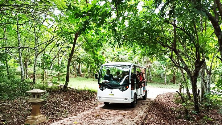 Tham quan các di tích trên đảo.