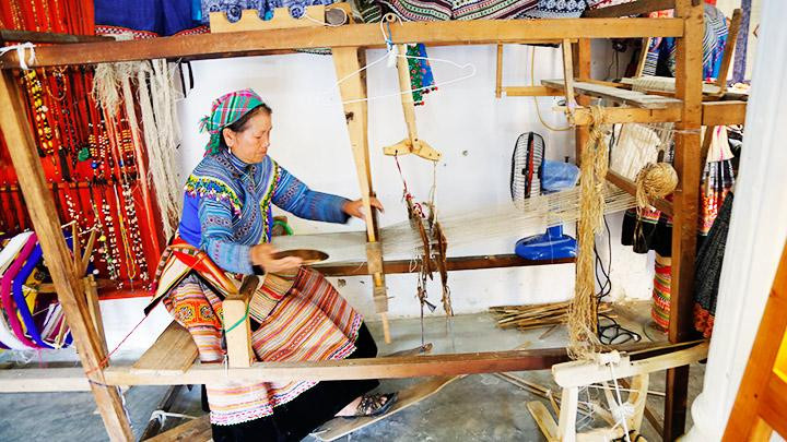 Giới thiệu nghề truyền thống địa phương tại khu di tích.