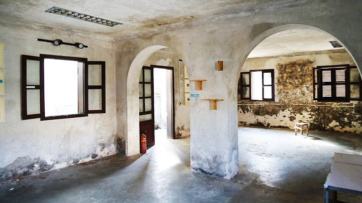 Dinh thự có bố cục hình chữ nhật liên hoàn khép kín với tổng số 36 phòng.