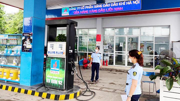 Lực lượng Quản lý thị trường Hà Nội kiểm tra cửa hàng xăng dầu Liên Ninh (Thanh Trì) sáng 1/9. Ảnh: Quản lý thị trường Hà Nội