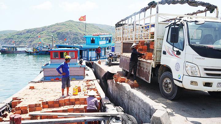 Giá cước vận tải bị ảnh hưởng nhiều từ giá xăng dầu. Ảnh: NAM ANH