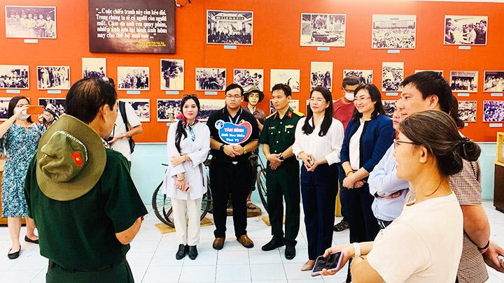 Du khách tham quan Bảo tàng lực lượng vũ trang miền Đông Nam Bộ.