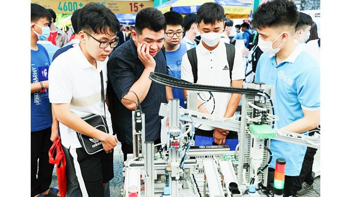 Sinh viên Trường cao đẳng nghề Cơ điện Hà Nội giới thiệu sản phẩm thực hành.