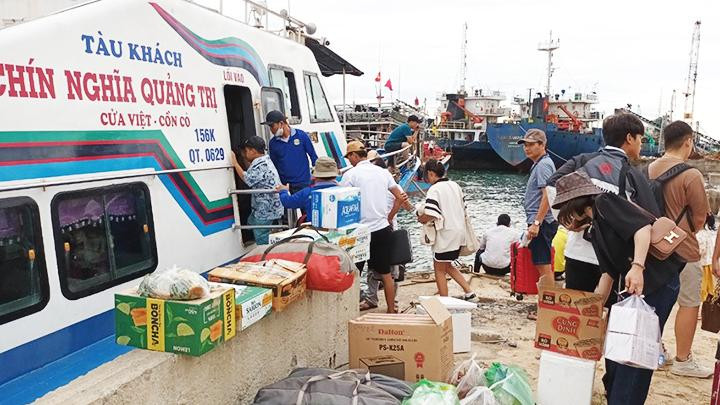 Khách du lịch, người dân lên tàu ra đảo Cồn Cỏ.