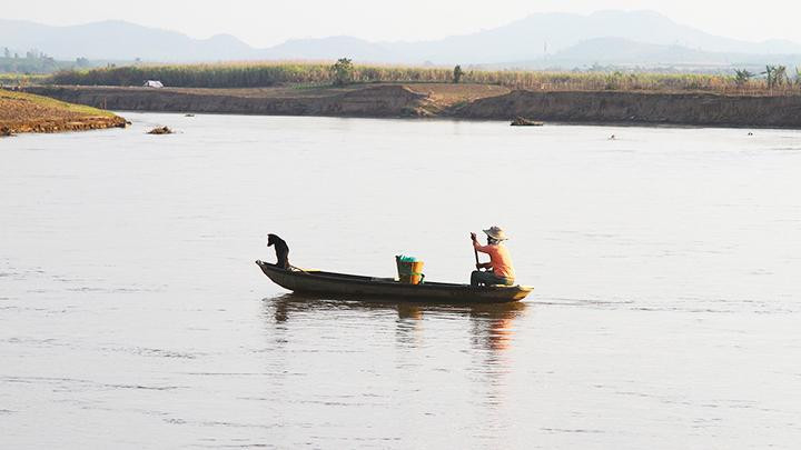 Chiều trên dòng Đăk Bla đoạn chảy qua TP Kon Tum. Ảnh: K.MINH
