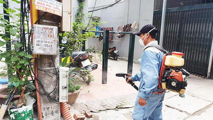 Phun thuốc diệt muỗi phòng, chống sốt xuất huyết tại các khu dân cư. Ảnh: NGUYỆT ANH