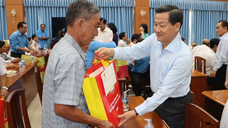 Phó Thủ tướng Lê Minh Khái tặng quà cho hộ nghèo.