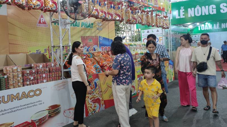 Người dân tham quan mua sắm các sản phẩm đặc trưng Người dân tham quan mua sắm các sản phẩm đặc trưng