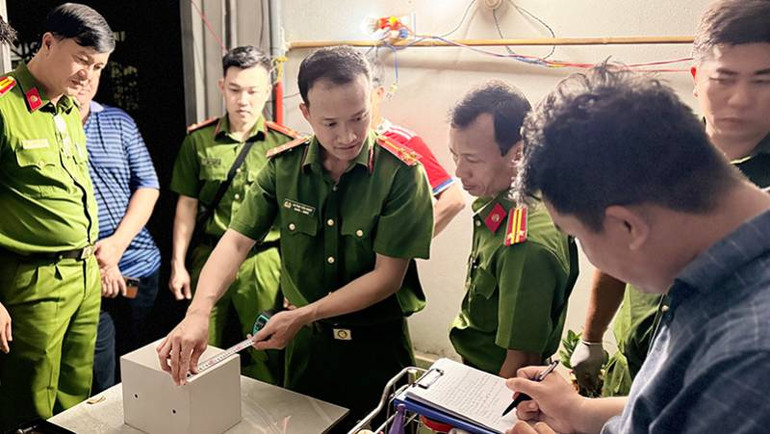 Công an lập biên bản thu giữ các tang vật nguy hiểm.