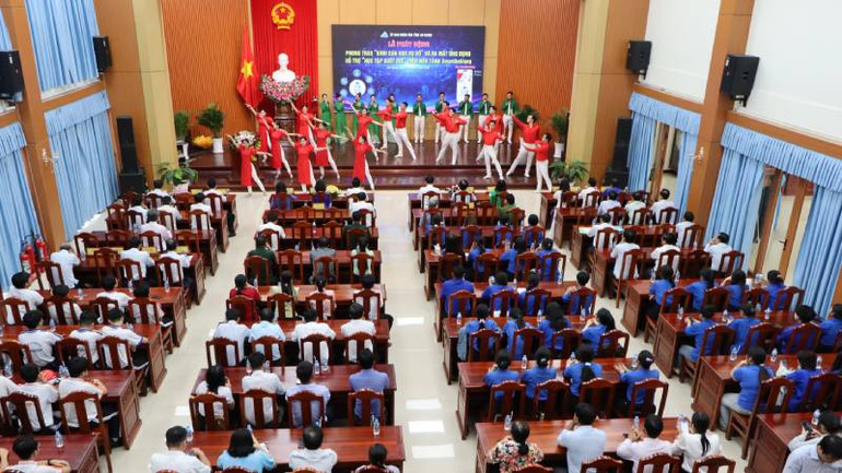 Quang cảnh buổi phát động.