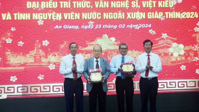 Lãnh đạo tỉnh An Giang tặng quà tri ân các đại biểu.