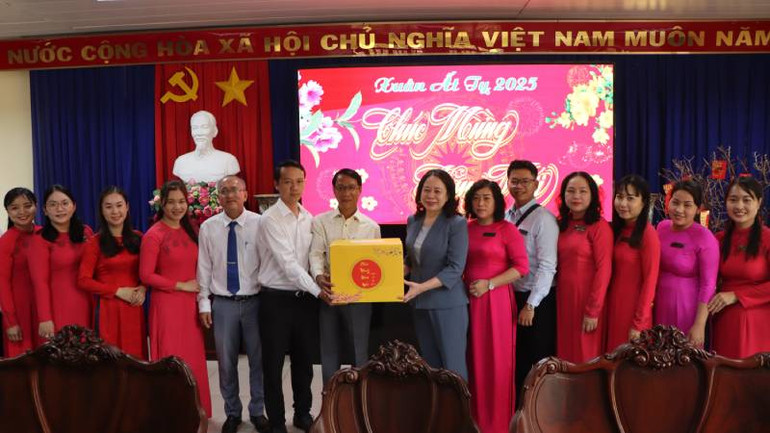 Phó Chủ tịch nước Võ Thị Ánh Xuân tặng quà, chúc Tết Ban Quản lý Khu lưu niệm Chủ tịch Tôn Đức Thắng.