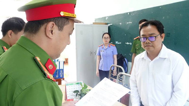 Công an tỉnh An Giang tống đạt quyết định bắt giam Nguyễn Văn Thanh.