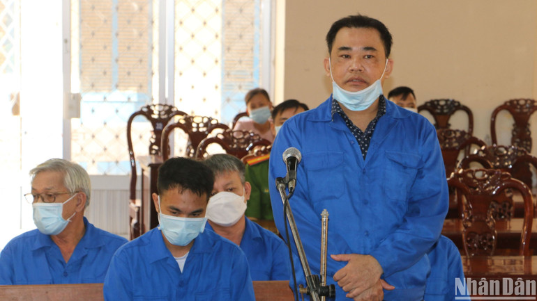 Bị cáo Trần Trí Mãnh (người đứng) đã chi tiền để điều động Giám đốc Công an tỉnh An Giang