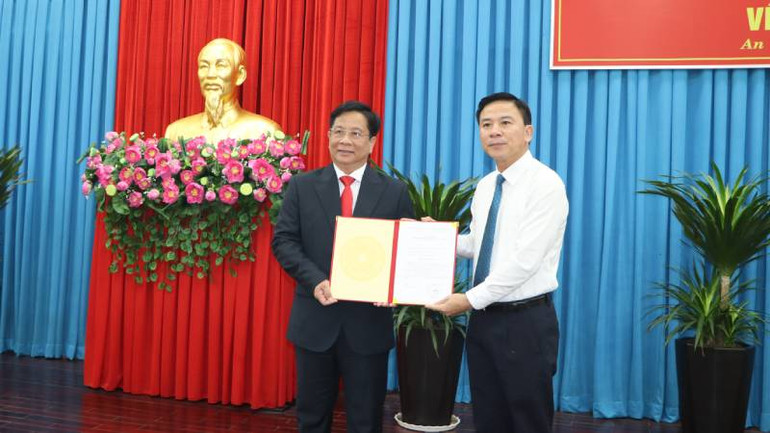 Đồng chí Đỗ Trọng Hưng (bên phải) trao Quyết định của Bộ Chính trị về việc điều động đồng chí Hồ Văn Mừng giữ chức Phó Bí thư Tỉnh ủy An Giang