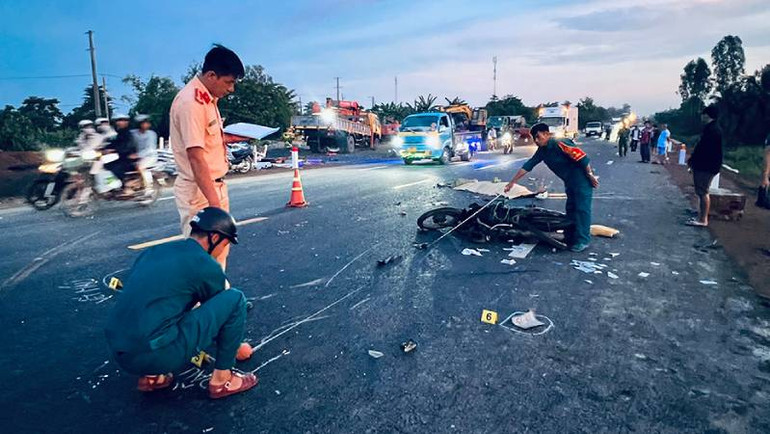 Công an thành phố Long Xuyên khám nghiệm hiện trường vụ tai nạn giao thông.