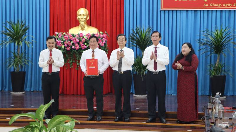 Bí thư Tỉnh ủy An Giang Lê Hồng Quang trao Quyết định Bí thư, Phó Bí thư Đảng ủy Ủy ban nhân dân tỉnh.