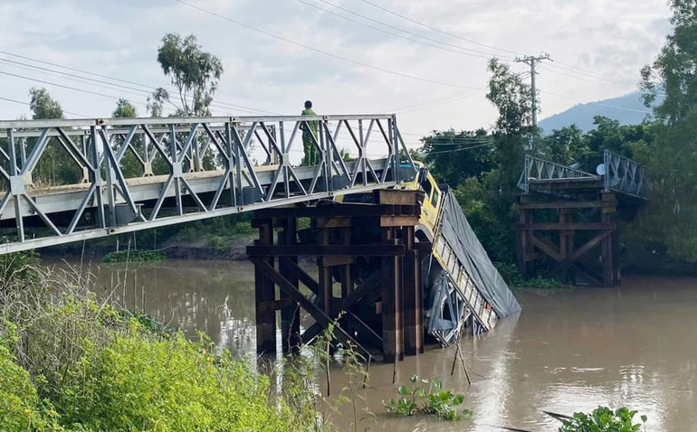 Hiện trường sập cầu. Hiện trường sập cầu.