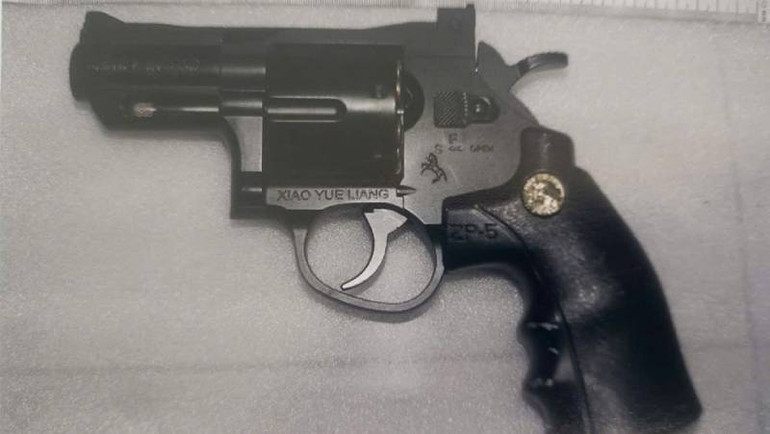 Khẩu súng rulo mà Đông đã mua cho Xuyên.