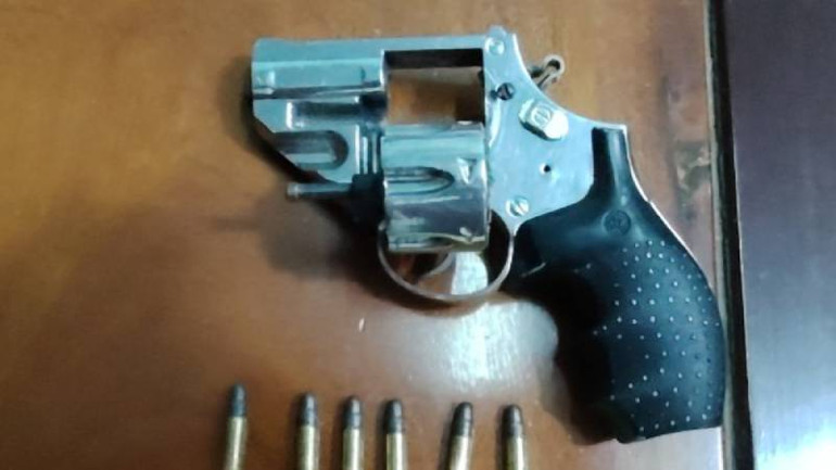 Công an huyện Châu Thành đang giám định khẩu súng.