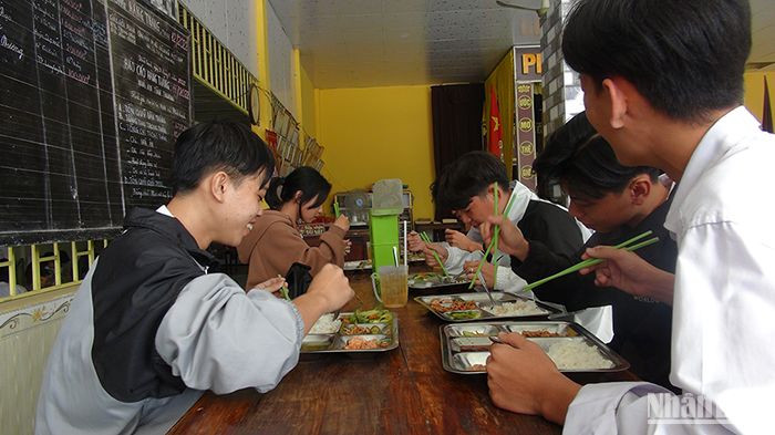 Những bữa ăn trưa giúp các học sinh nghèo không còn lo lắng.