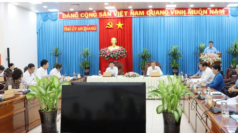Quang cảnh buổi làm việc