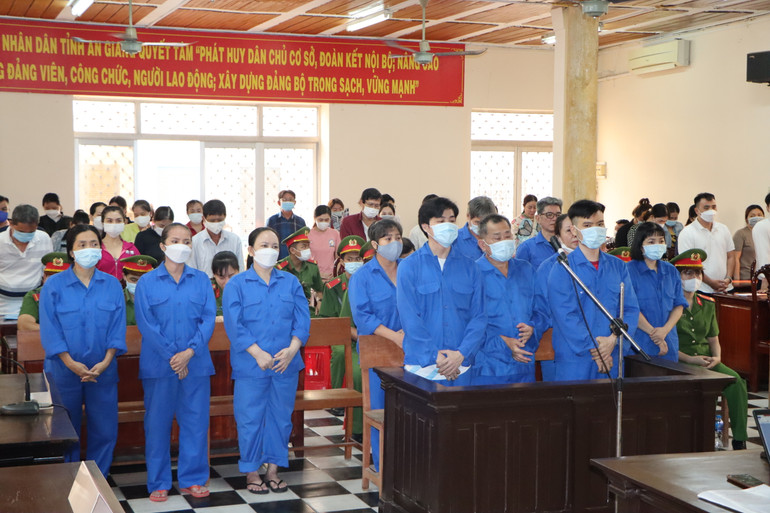 Các bị cáo trong đường dây tổ chức đánh bạc, đánh bạc hầu tòa. Các bị cáo trong đường dây tổ chức đánh bạc, đánh bạc hầu tòa.