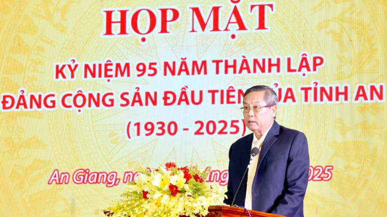 Đồng chí Lê Văn Nưng phát biểu tại buổi họp mặt kỷ niệm 95 năm thành lập chi bộ Đảng Cộng sản đầu tiên của tỉnh An Giang. Đồng chí Lê Văn Nưng phát biểu tại buổi họp mặt kỷ niệm 95 năm thành lập chi bộ Đảng Cộng sản đầu tiên của tỉnh An Giang.