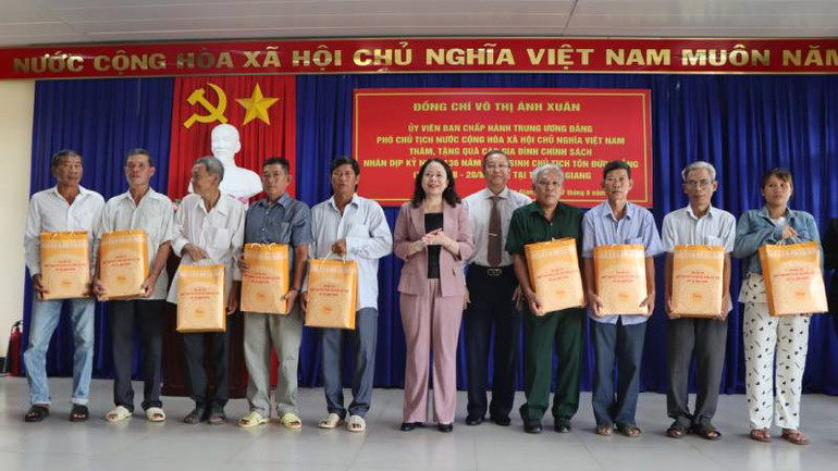 Phó Chủ tịch nước Võ Thị Ánh Xuân tặng quà cho các hộ gia đình chính sách