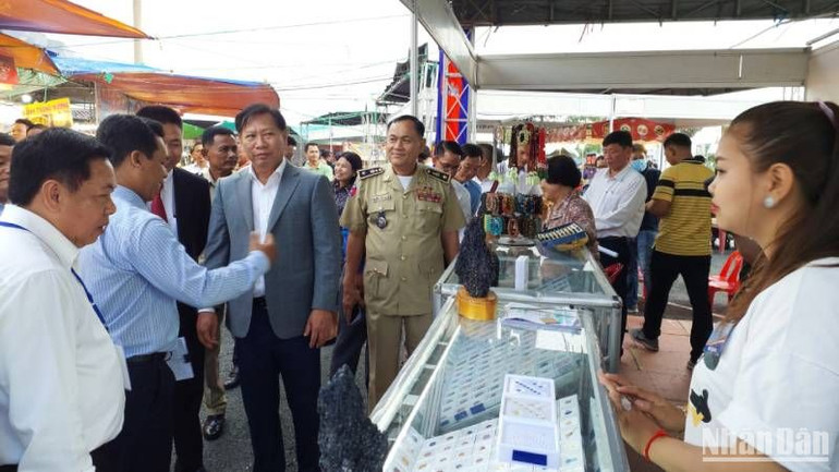 Các đại biểu tham quan các gian hàng tại hội chợ