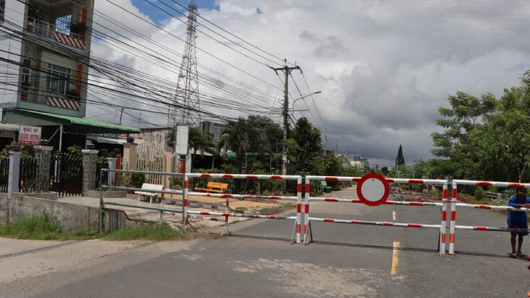 Người dân trong khu vực sạt lở bị đảo lộn cuộc sống trong nhiều năm qua.