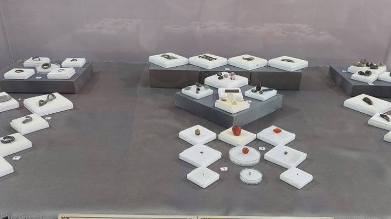 Trưng bày cổ vật Óc Eo tại hội thảo.