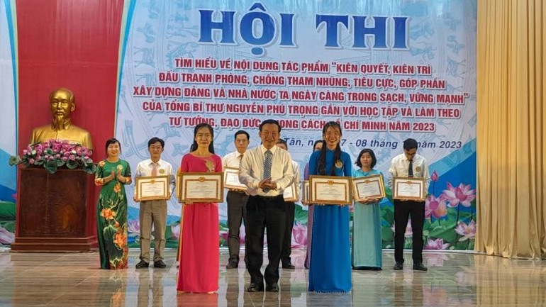 Ban tổ chức trao giải cho các thí sinh đạt giải.