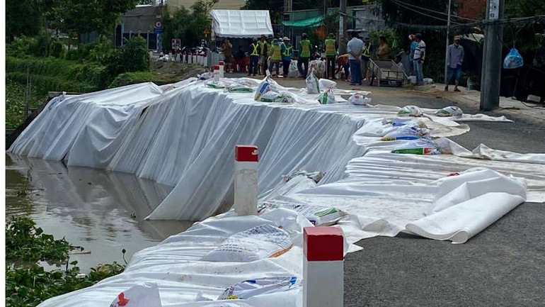 Sạt lở bờ sông Rạch Giá-Long Xuyên ảnh hưởng nhiều hộ dân.