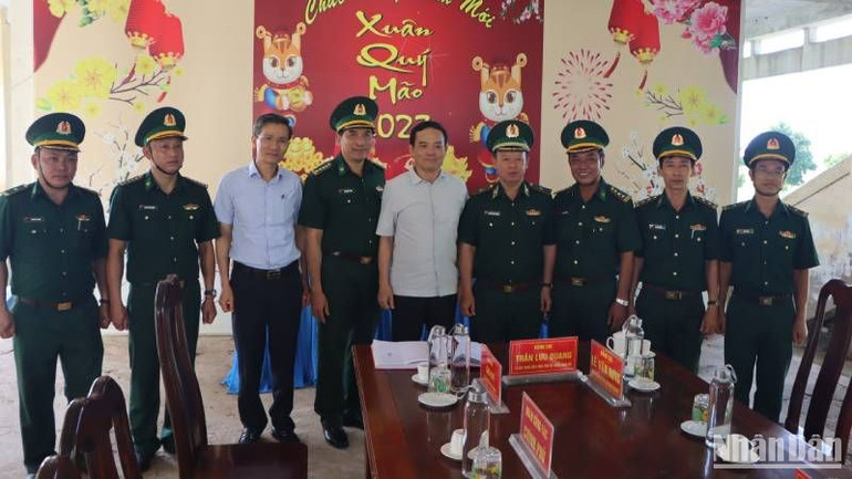 Phó Thủ tướng Trần Lưu Quang chụp hình lưu niệm cùng Bộ đội Biên phòng tỉnh.