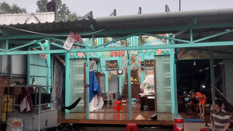 Nhiều nhà dân bị tốc mái.