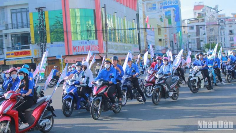 Các đoàn viên xuất phát thực hiện công trình trọng điểm.