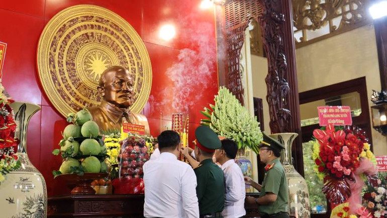 Các đại biểu thành kính dâng hương tưởng nhớ Bác Tôn.