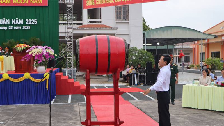 Chủ tịch Ủy ban nhân dân thành phố Long Xuyên Đinh Văn Bảo đánh trống mở hội giao quân.