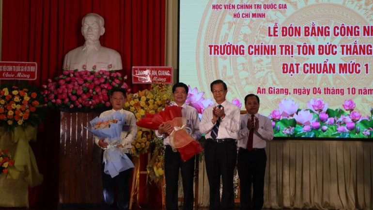Lãnh đạo tỉnh An Giang tặng hoa chúc mừng nhà trường.