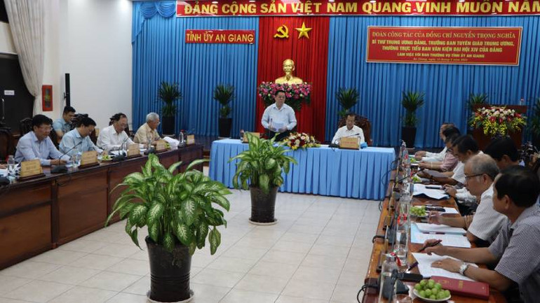 Quang cảnh buổi làm việc