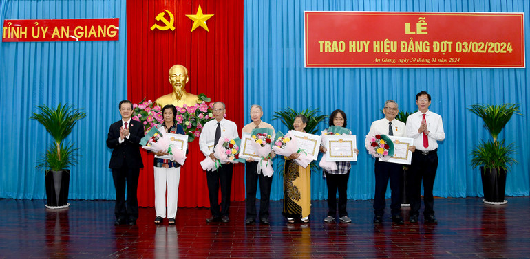 Quang cảnh buổi lễ trao Huy hiệu Đảng.