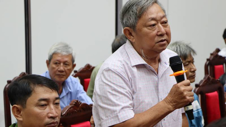 Cử tri phát biểu ý kiến tại buổi tiếp xúc.