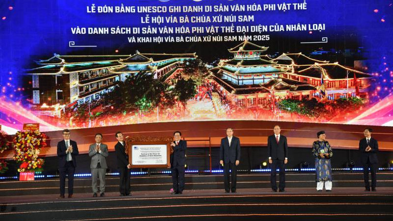 Lãnh đạo tỉnh An Giang đón nhận bằng ghi danh “Lễ hội Vía Bà Chúa Xứ Núi Sam” là Di sản văn hóa phi vật thể đại diện của nhân loại Lãnh đạo tỉnh An Giang đón nhận bằng ghi danh “Lễ hội Vía Bà Chúa Xứ Núi Sam” là Di sản văn hóa phi vật thể đại diện của nhân loại