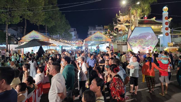 Người dân, du khách đến tham quan Người dân, du khách đến tham quan