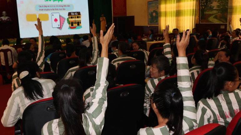 Các nữ phạm nhân tham gia chương trình đố vui